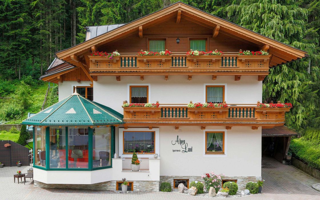 Alpenland Appartements in der Wildschönau mit Holzbalkonen und Blumenschmuck