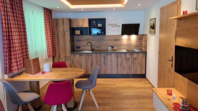 Wohnküche mit Essecke und moderner Ausstattung im Appartement Feldalphorn