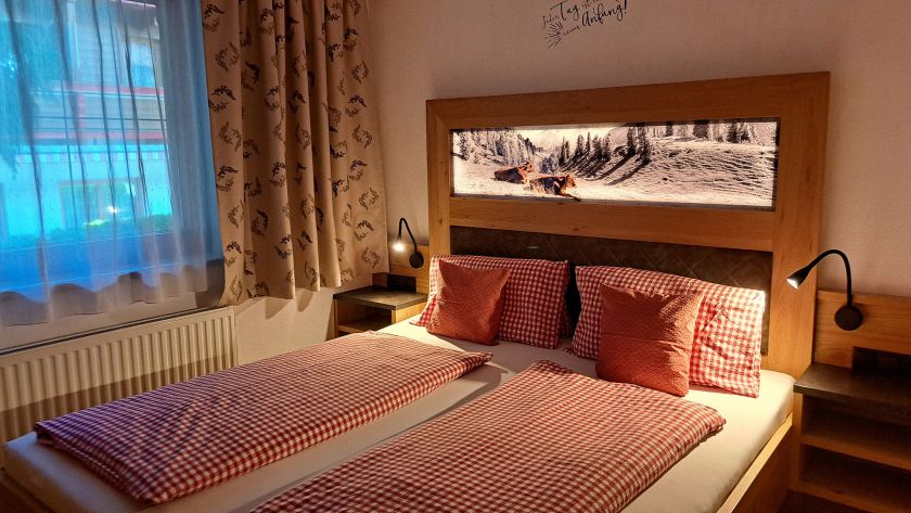 Schlafzimmer im Appartement Gratlspitz mit Doppelbett und gemütlicher Beleuchtung