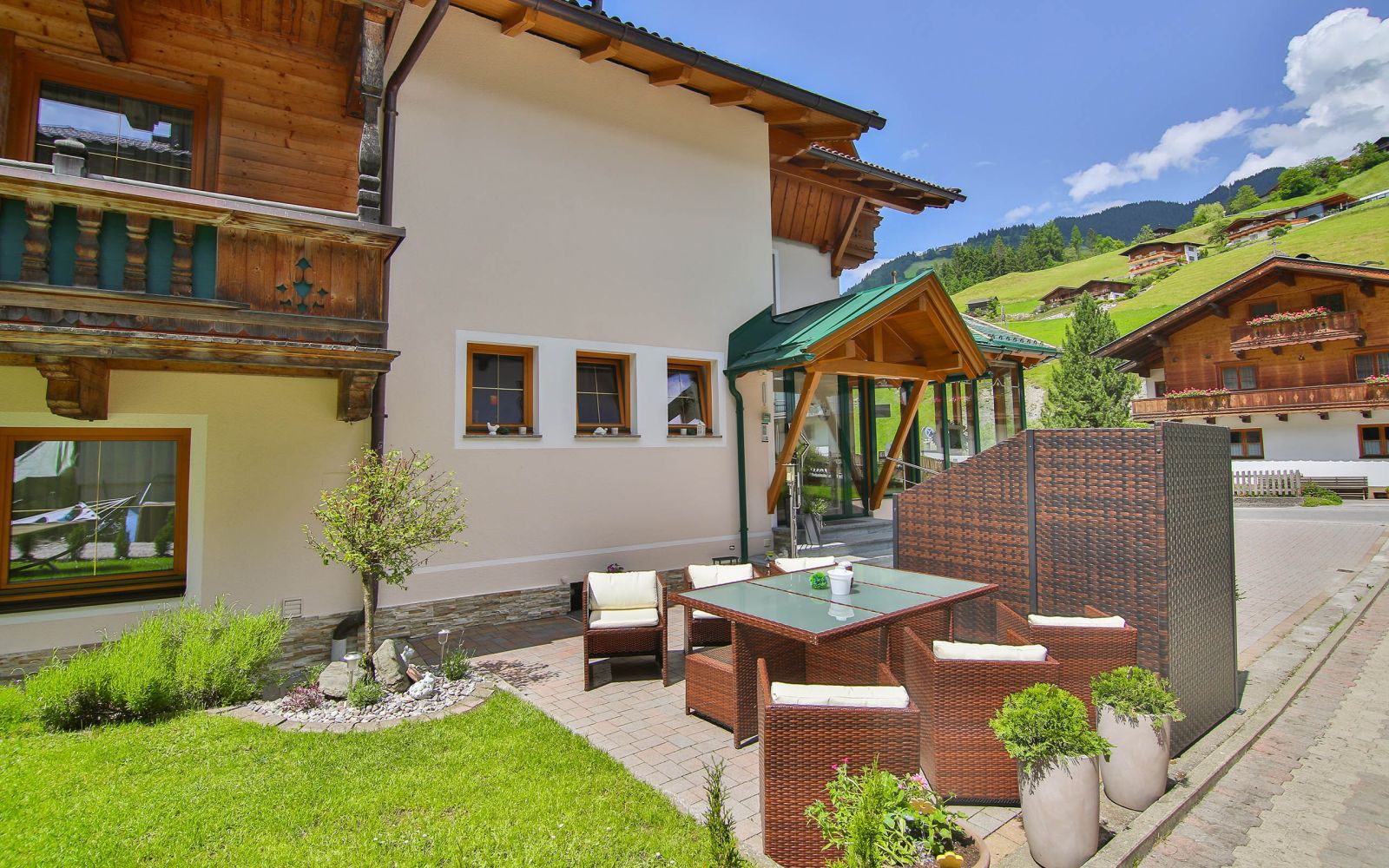 Terrasse der Alpenland Appartements mit Sitzgruppe und Blick auf die Wildschönauer Berglandschaft